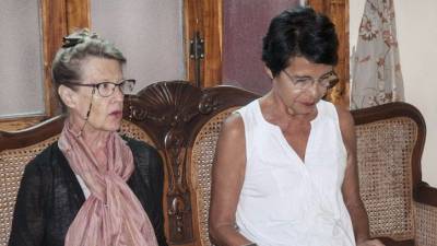 Linda y Rosa (de izquierda a derecha) advirtieron sobre la presencia miltar estadounidense que ha provocado hasta la salida de tanquetas a las calles de San Juan. Foto PLpg