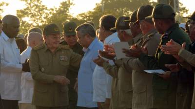 El General de Ejército Raúl Castro Ruz, Primer Secretario del Partido Comunista de Cuba y Presidente de los Consejos de Estado y de Ministros, a su llegada a la Plaza Ernesto Che Guevara, de la ciudad de Santa Clara, para asistir al acto político-cultural por el aniversario 50 de la caída en combate del Che en Bolivia, y el aniversario 20 del regreso junto a su Destacamento de Refuerzo, en la Plaza Ernesto Che Guevara. Villa Clara, el 8 de octubre de 2017