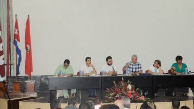 Miguel Díaz-Canel Bermúdez comparte con los jóvenes