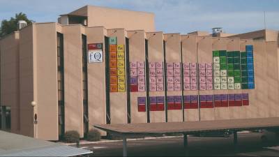 La tabla más grande del mundo, está en la fachada de la Facultad de Química de la Universidad de Murcia.