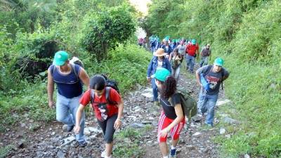 Como estos jóvenes, los granmenses se alistan para irse a sitios elevados de la geografía nacional