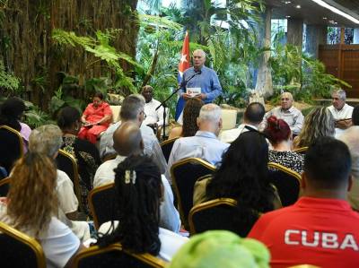 Encuentro del Presidente cubano con líderes de diferentes grupos y organizaciones cubanas.