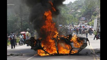 Menifestantes bloquean calles en Honduras