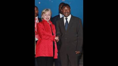 Hillary Clinton es recibida por el ministro de Exteriores  de Kenya