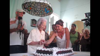 Homenaje a Esther Montes de Oca madre de los Hermanos Saíz