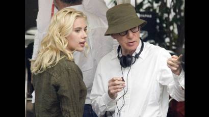 Woody Allen junto a Scarlett Johansson