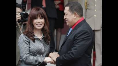 Presidentes de Argentina y Venezuela Cristina Fernández y Hugo Chávez en un encuentro de cooperación
