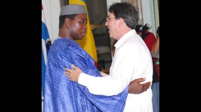 Fidéle Diarra, embajador de Mali recibió la Medalla de la Amistad que otorga el Consejo de Estado