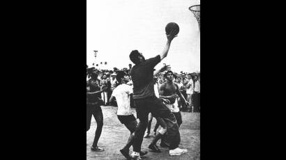 Fidel devino ferviente jugador de baloncesto