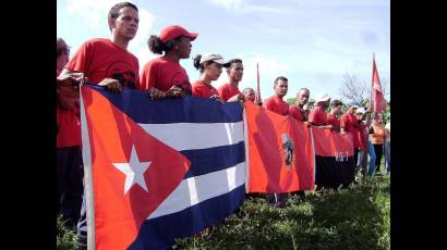 Jóvenes de la columna Aniversario 50 del Triunfo de la Revolución