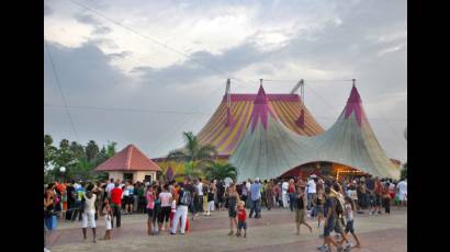 Carpa Trompoloco del Circo Nacional de Cuba