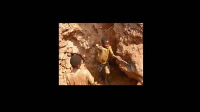 Niños trabajan en minas del Congo