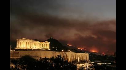 Incendios en Grecia amenazan periferia de Atenas