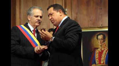 Chávez y el embajador saliente de Cuba en Venezuela