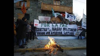 Manifestantes contra bases norteamericanas en Colombia