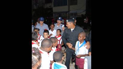 Estudiantes cubanos realizan la Guardia Pioneril