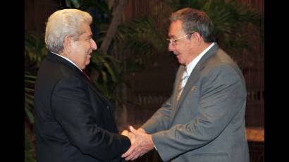 Los mandatarios Raúl Castro Ruz y Demetris Christofias en la ceremonia oficial de recibimiento 