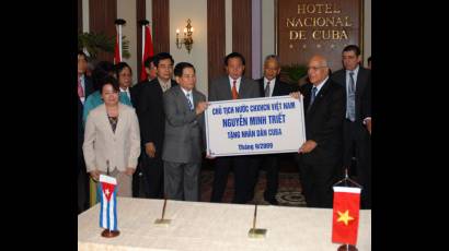 El presidente de Vietnam, Nguyen Minh Triet, hizo entrega de donativo simbólico a Cuba