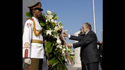 Presidente argelino Abdelaziz Bouteflika rinde homenaje a Martí