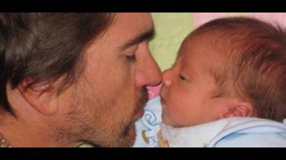 Juanes y su tercer hijo Dante 