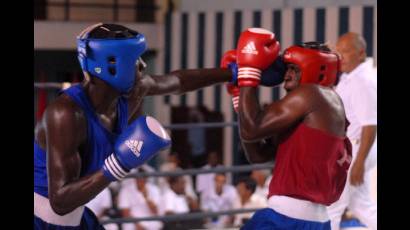 Boxeador Erislandy Savón en una pelea