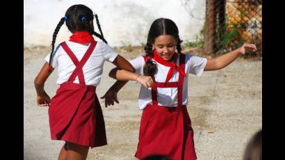 Dos niñas juegan en el inicio del curso escolar
