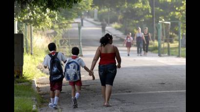 Rumbo a la escuela en el día inicial del curso escolar