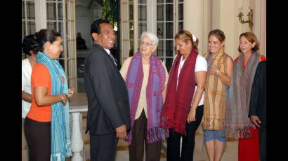 Presidente de Parlamento timorense con familiares de los Cinco