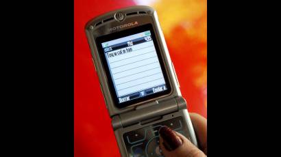 SMS atenta contra el idioma