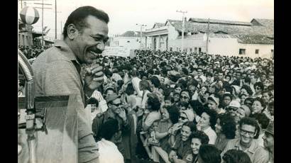 Juan Almeida junto al pueblo cubano