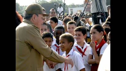 Raúl con los niños en Ciudad Libertad