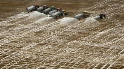 Tractores con pipas de leche en un campo de Bélgica