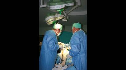 Especialistas cubanos implementan nueva técnica en la cirugía de rodilla