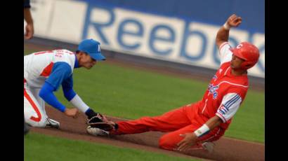 Cuba venció a Corea del Sur cinco carreras por una en la Copa Mundial de Béisbol