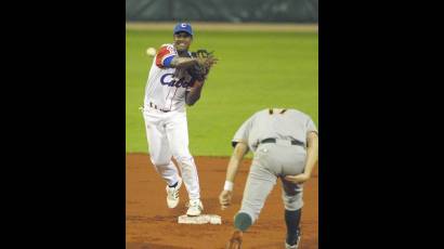 Cuba venció a Australia en la Copa Mundial de béisbol