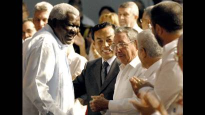 El embajador chino en Cuba, Zhao Rongxian celebra el 60 aniversario de la nueva China, junto a Raúl Castro