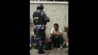 Militares golpistas reprimen a hondureños 