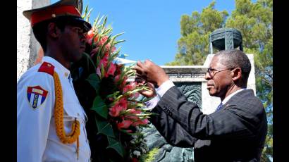 Primer Ministro de Lesotho honra en La Habana a internacionalistas caídos