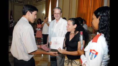 Premian a jóvenes científicos cubanos
