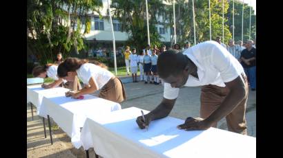 Jóvenes cubanos ingresan a la Federación de Estudiantes de la Enseñanza Media