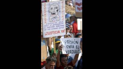Manifestantes en contra del apoyo de Estados Unidos al terrorista Luis Posada Carriles