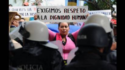 Hondureños continúan manifestándose en contra del golpe de Estado