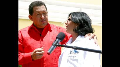 Presidente Hugo Chávez dona su guayabera a Sancti Spíritus