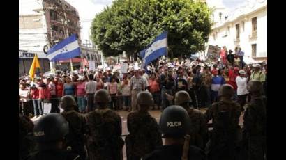 Vigilia permanente en Honduras por la restitución de Zelaya 