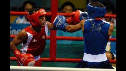 Boxeador Andry Laffita en un combate en Beijing 2008