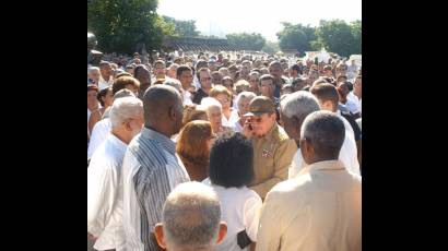 Raúl conversa con Adriana, esposa de Gerardo González