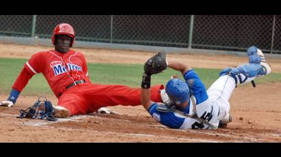 Se juega bajo la lluvia en los estadios de béisbol de Cuba