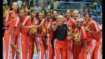 Perdomo celebra el oro junto al equipo ganador en los Panamericanos de Río de Janeiro 2007