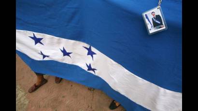Bandera hondureña ondeado por partidarios de Zelaya en manifestación