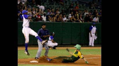 Industriales y Pinar del Río en el terreno de béisbol